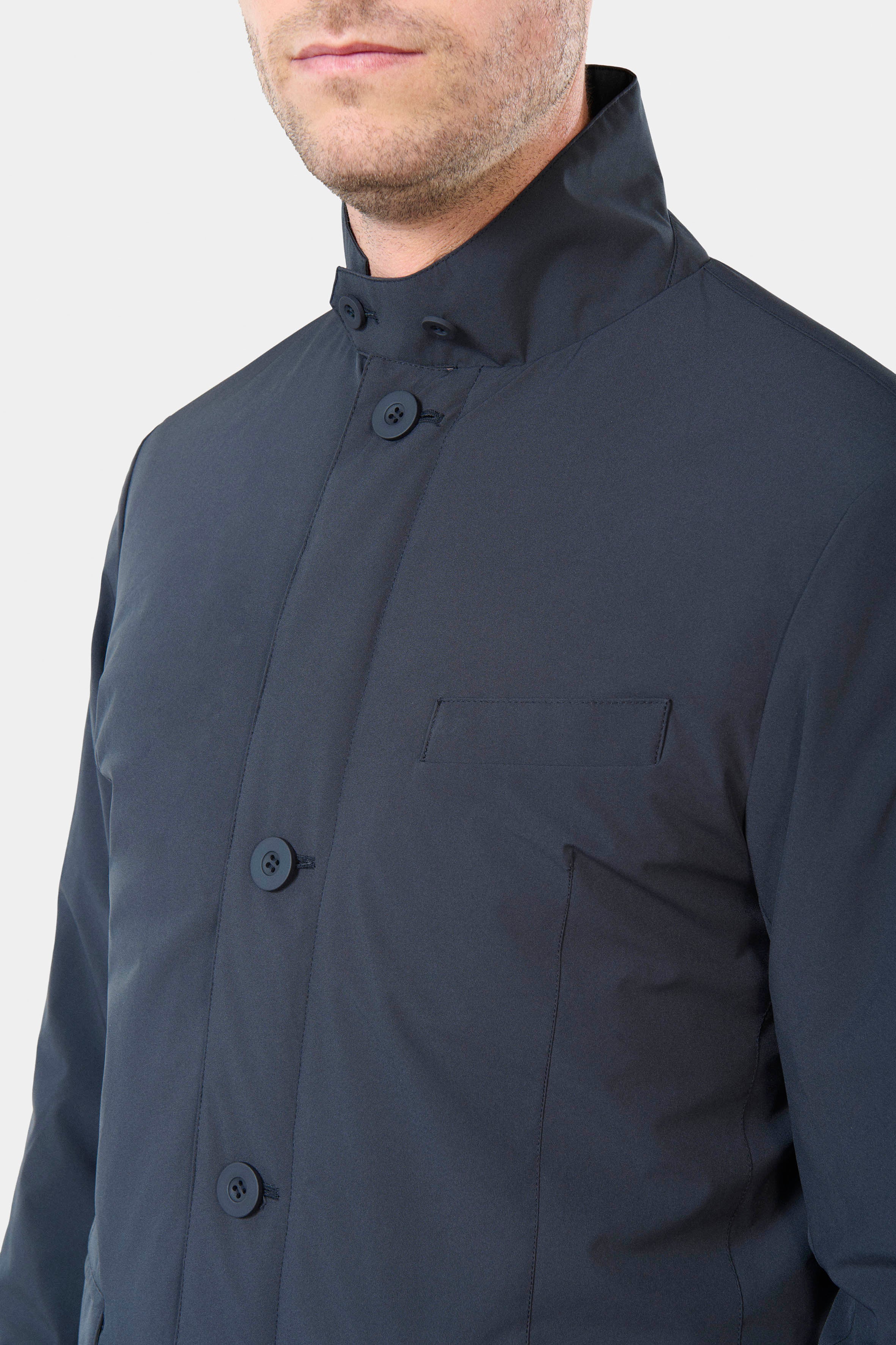 ligne jerem casual 
 coupe confortable qui souligne votre carrure 
 tissu protecteur avec finition déperlante et barrière anti-vent 
 col à capuche intérieur matelassé 
 ferm...