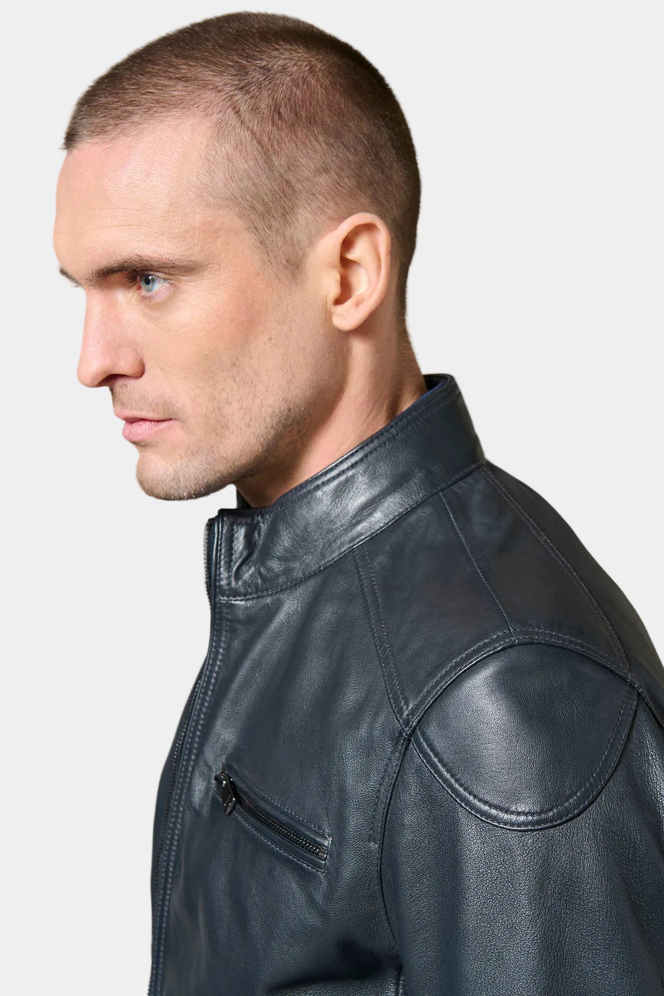 ligne jerem casual 
 ce blouson en cuir à col montant en maille, issu de la ligne jerem casual, est un indispensable pour allier style et confort. conçu en cuir de mouton, il...