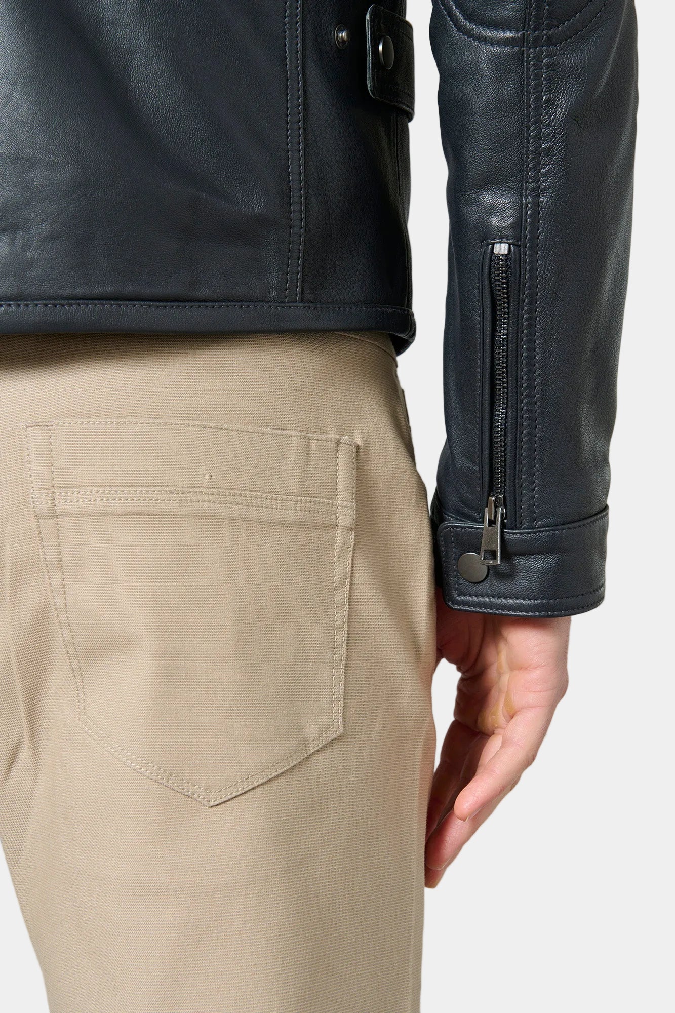 ligne jerem casual 
 ce blouson en cuir à col montant en maille, issu de la ligne jerem casual, est un indispensable pour allier style et confort. conçu en cuir de mouton, il...