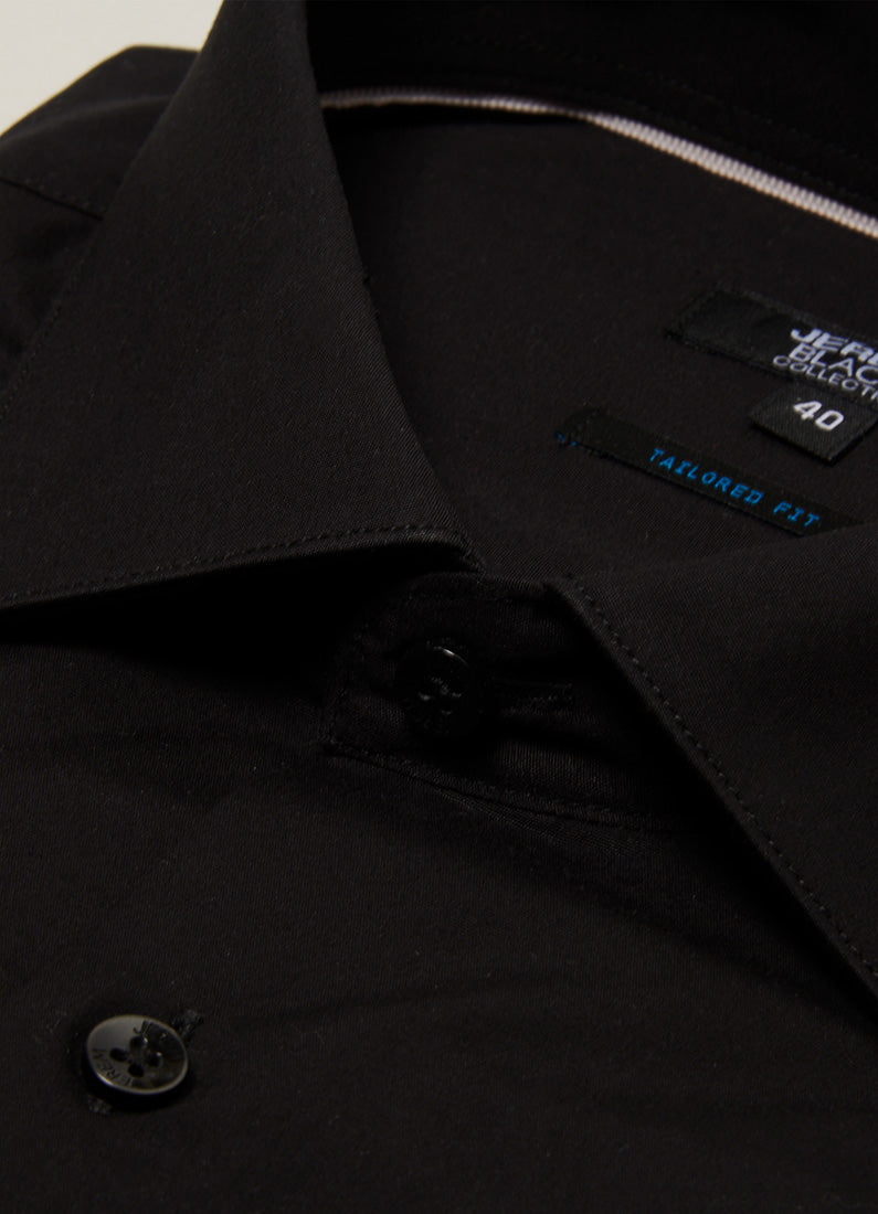 ligne jerem black 
 chemise coupe confort sans pinces au dos 
 col classique avec baleine amovible 
 poignets arrondis ajustables à deux boutons