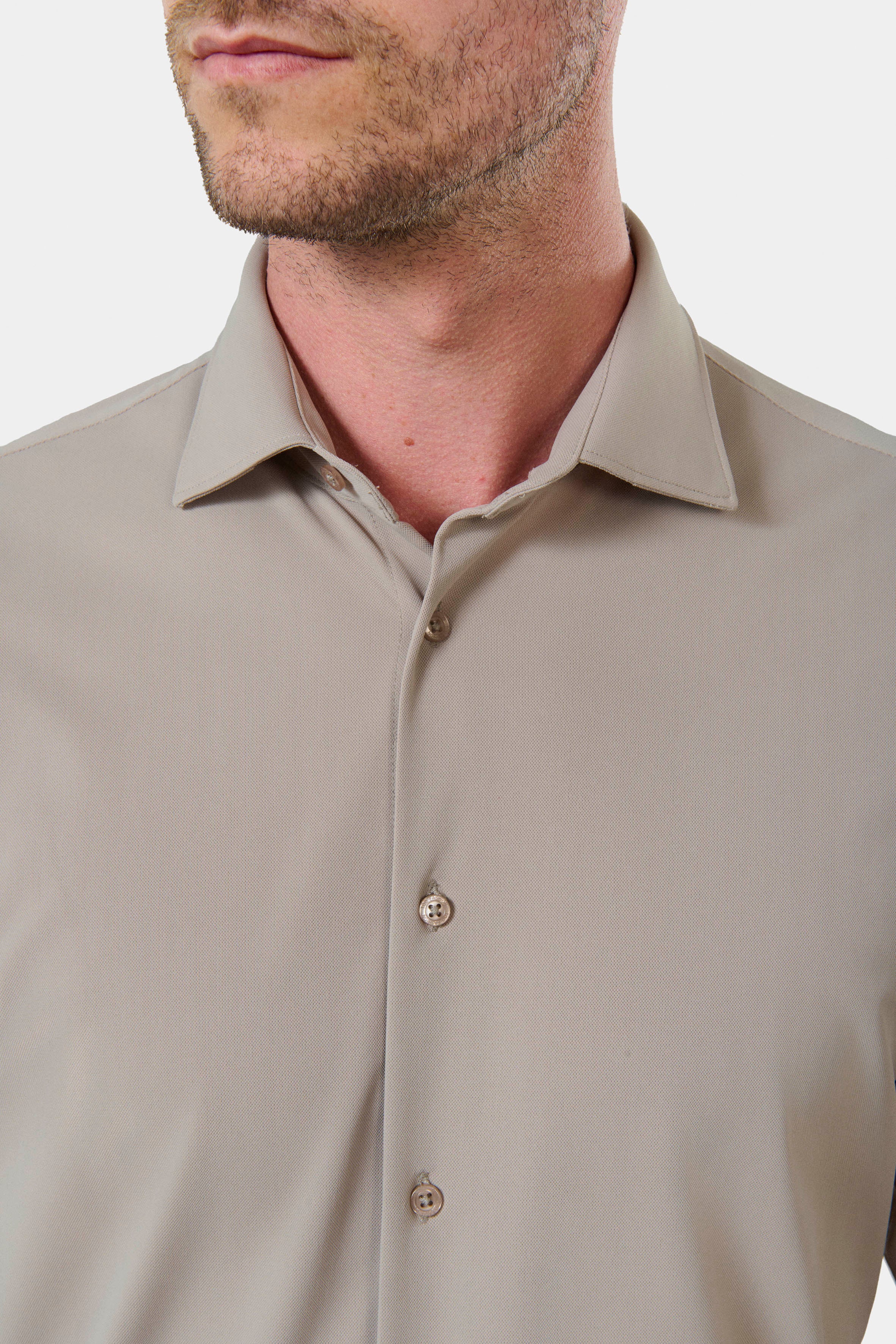 ligne toofashion & activewear 
 chemise en matière stretch infroissable slim fit - coupe cintrée avec pinces au dos 
 petit col semi-italien avec baleine amovible 
 poignets ...