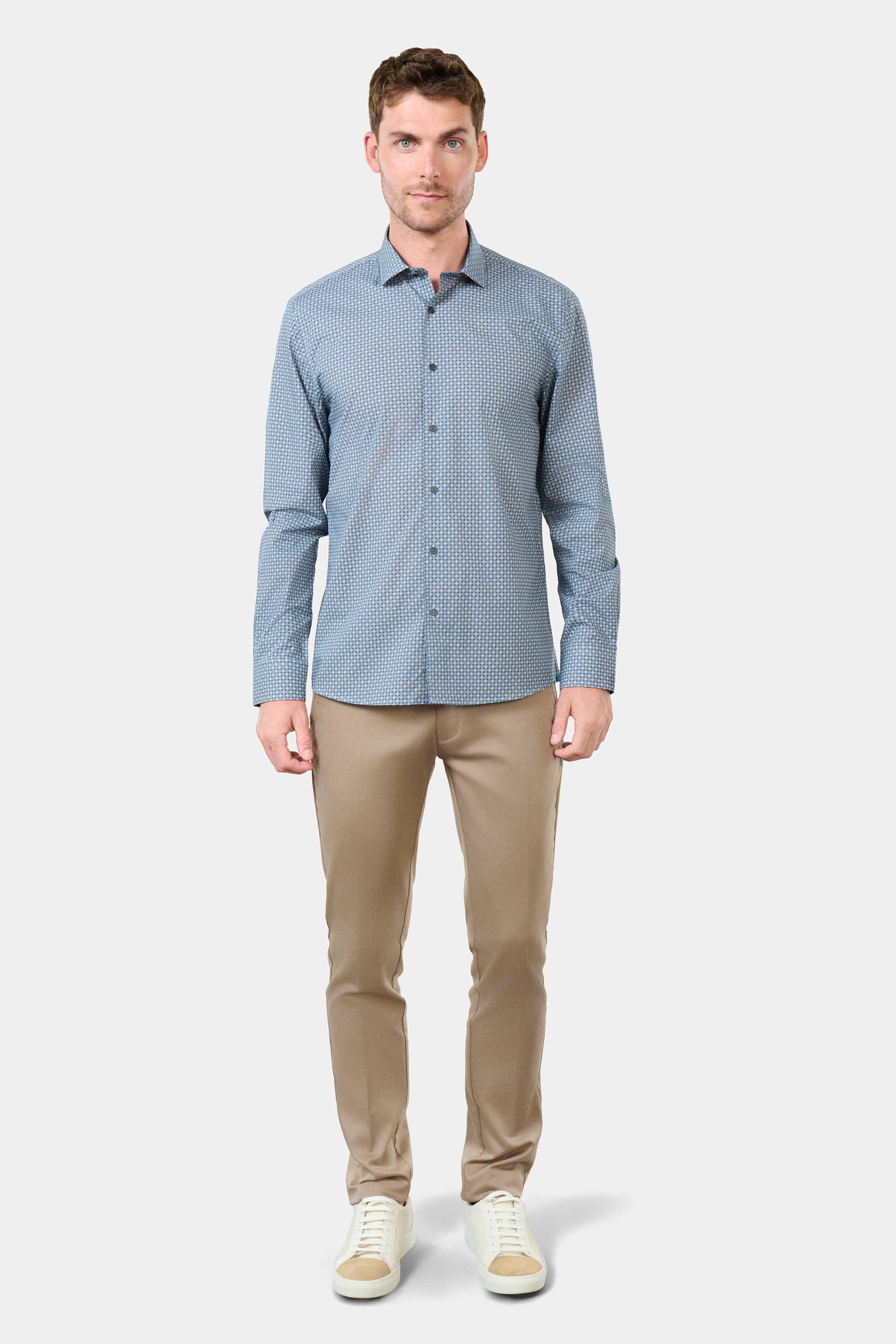 ligne casualwear 
 chemise en popeline de coton à imprimé fantaisie 
 coupe confortable sans pinces au dos 
 col classique avec baleine amovible 
 poignets arrondis ajustable...