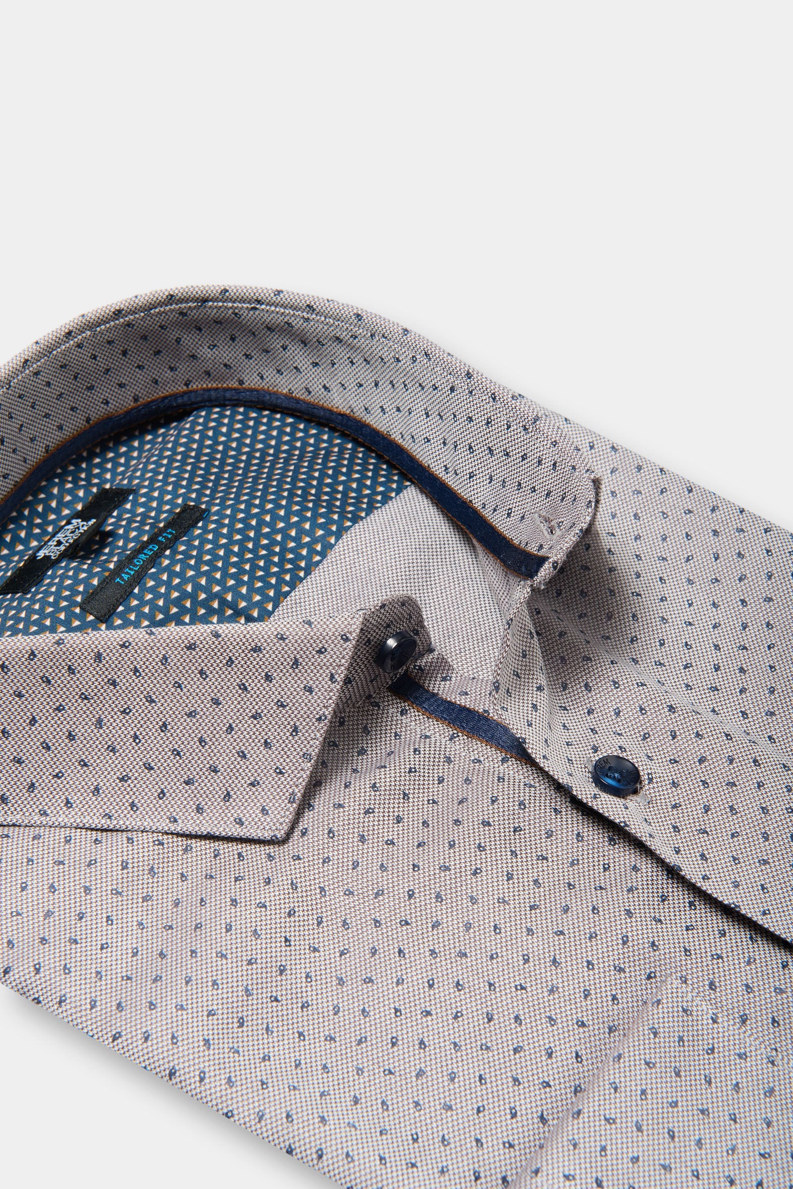 ligne jerem black 
 chemise texturée à motifs fantaisie 
 coupe ajustée avec pinces au dos 
 petit col italien avec baleine amovible 
 poignets carrés à un bouton 
 gros grai...