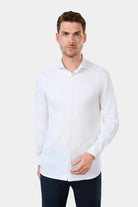 ligne toofashion 
 chemise en satin stretch 
 slim fit - coupe cintrée avec pinces au dos 
 petit col semi-italien avec baleine amovible 
 poignets carrés à un bouton 
 patte...