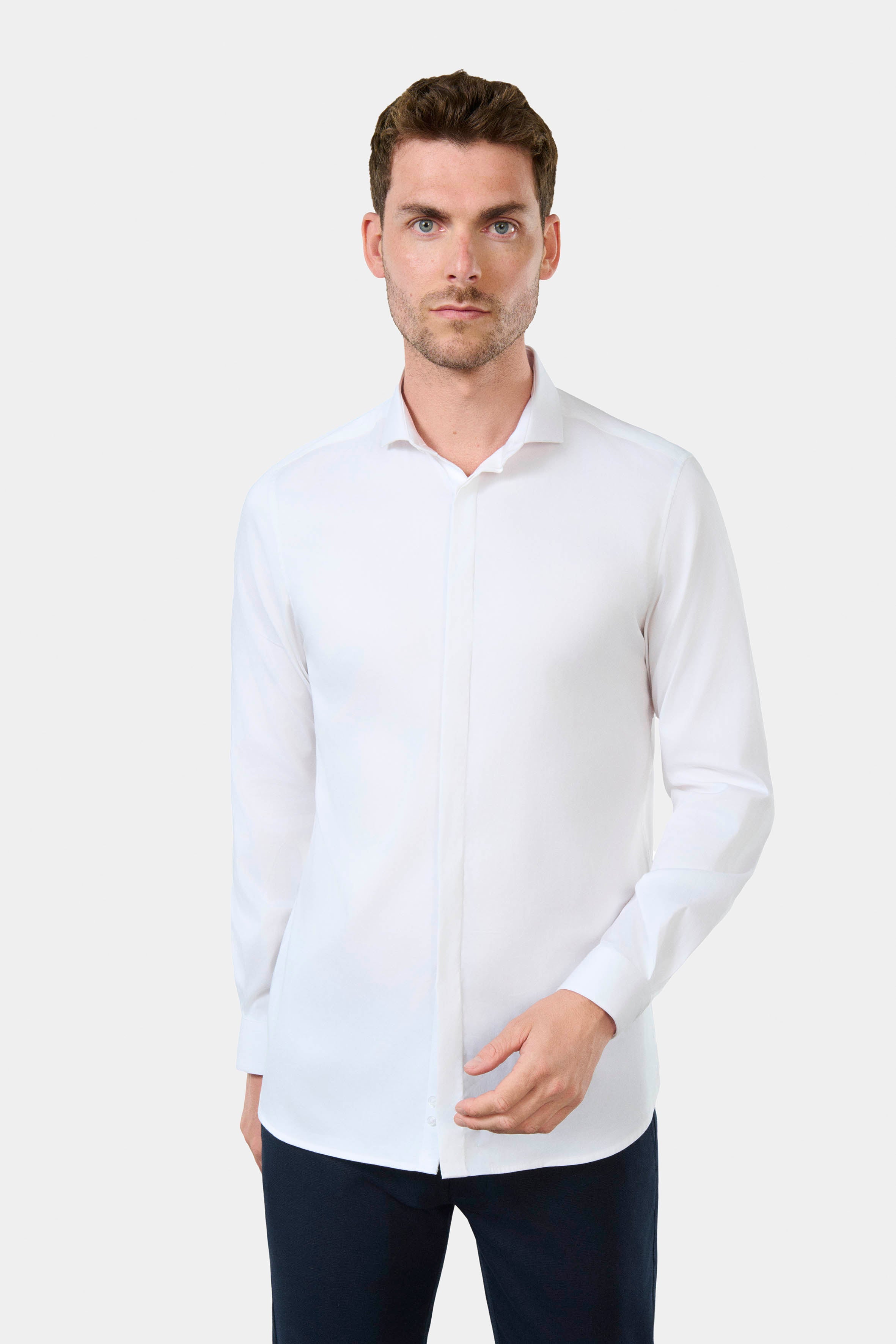 ligne toofashion 
 chemise en satin stretch 
 slim fit - coupe cintrée avec pinces au dos 
 petit col semi-italien avec baleine amovible 
 poignets carrés à un bouton 
 patte...