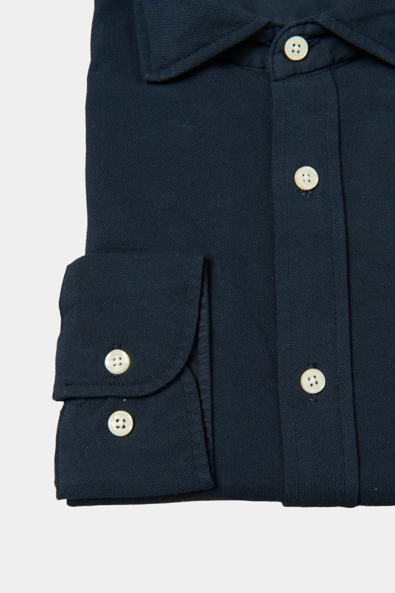 ligne casualwear 
 chemise en pur lin 
 coupe confortable sans pinces au dos 
 col classique avec baleine amovible 
 poche plaquée poitrine cùté c’ur 
 poignets arrondis ajus...