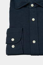 ligne casualwear 
 chemise en pur lin 
 coupe confortable sans pinces au dos 
 col classique avec baleine amovible 
 poche plaquée poitrine cùté c’ur 
 poignets arrondis ajus...