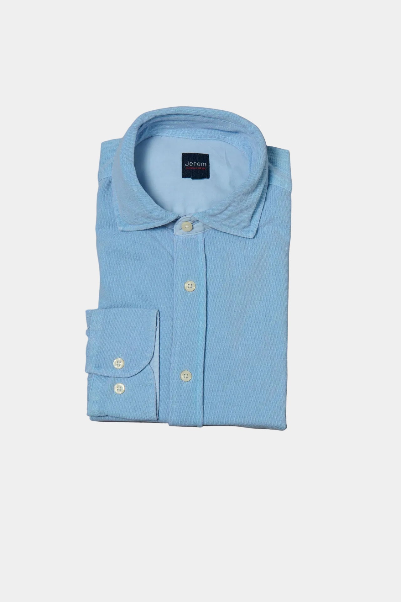 ligne casualwear 
 chemise en pur lin 
 coupe confortable sans pinces au dos 
 col classique avec baleine amovible 
 poche plaquée poitrine cùté c’ur 
 poignets arrondis ajus...