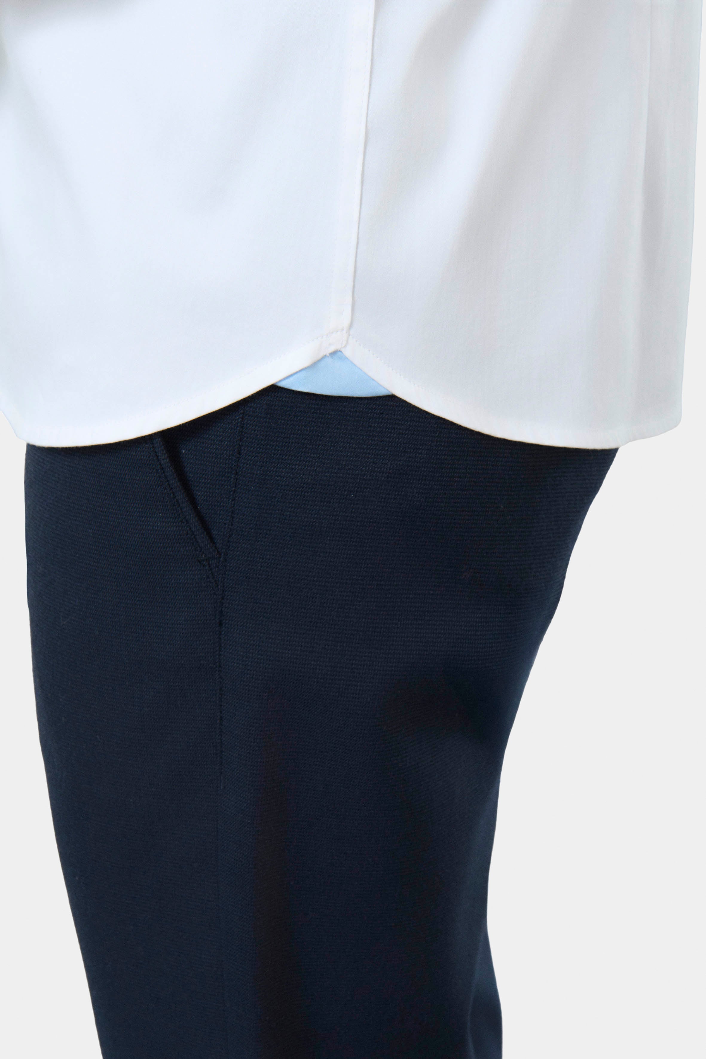 ligne toofashion 
 chemise en satin stretch 
 slim fit - coupe cintrée avec pinces au dos 
 petit col semi-italien avec baleine amovible 
 poignets carrés à un bouton 
 patte...