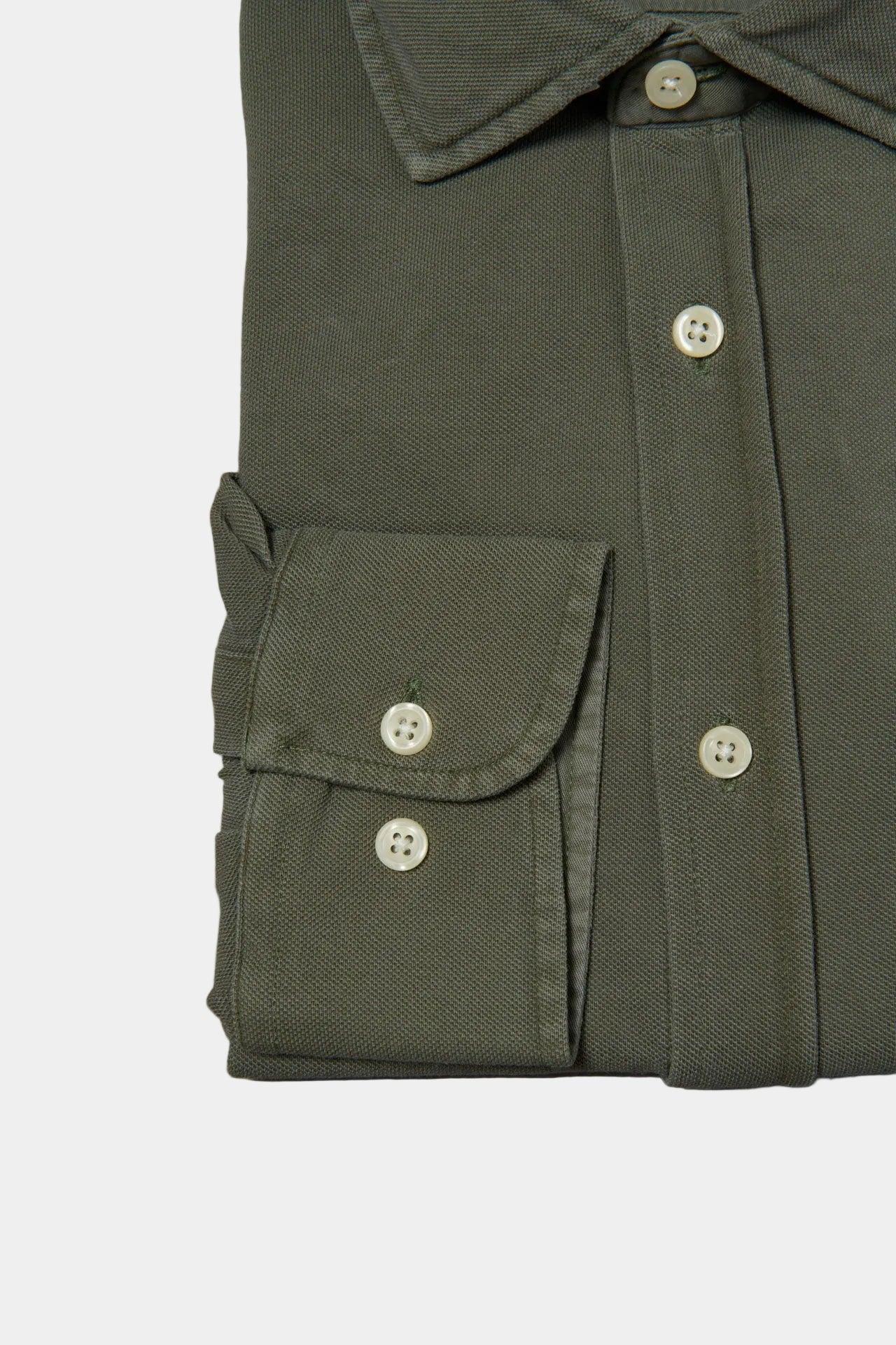 ligne casualwear 
 chemise en pur lin 
 coupe confortable sans pinces au dos 
 col classique avec baleine amovible 
 poche plaquée poitrine cùté c’ur 
 poignets arrondis ajus...