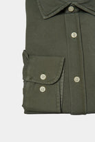 ligne casualwear 
 chemise en pur lin 
 coupe confortable sans pinces au dos 
 col classique avec baleine amovible 
 poche plaquée poitrine cùté c’ur 
 poignets arrondis ajus...