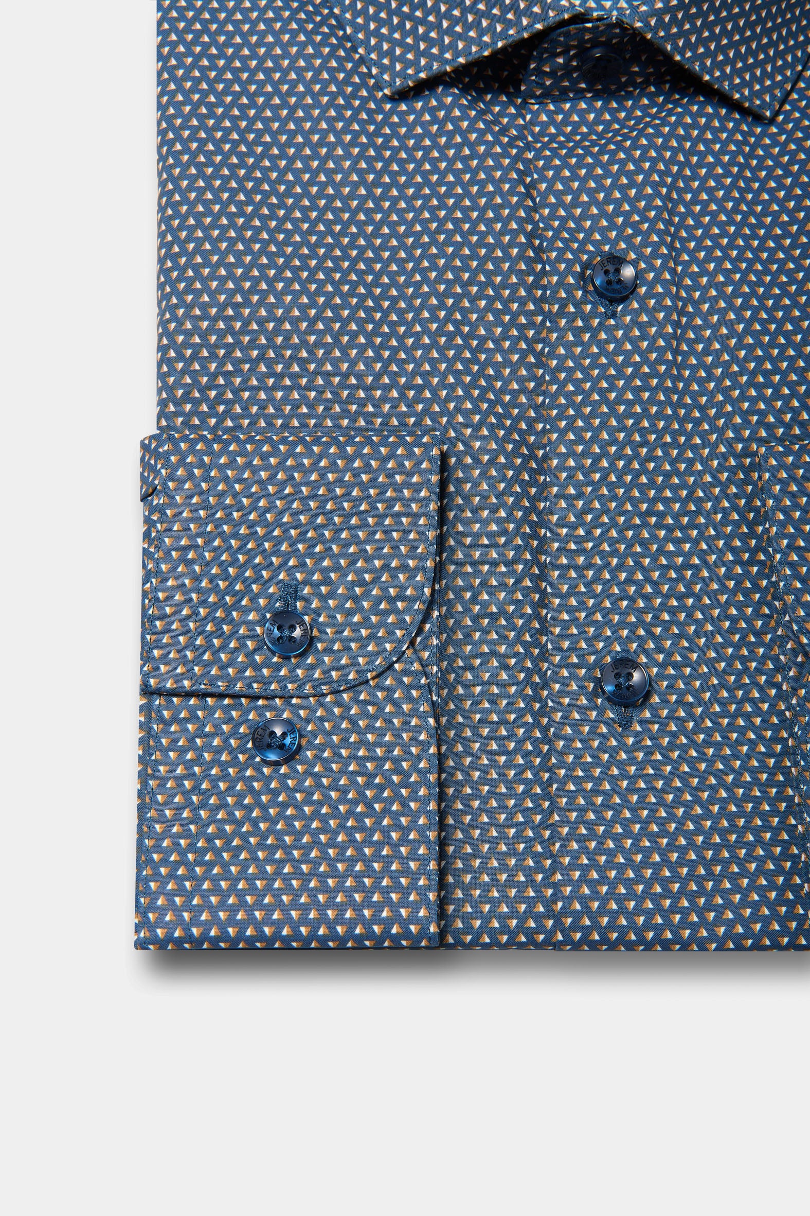 ligne jerem black 
 chemise imprimée à motifs géométriques 
 coupe ajustée avec pinces au dos 
 petit col italien avec baleine amovible 
 poignets carrés à un bouton 
 gros g...