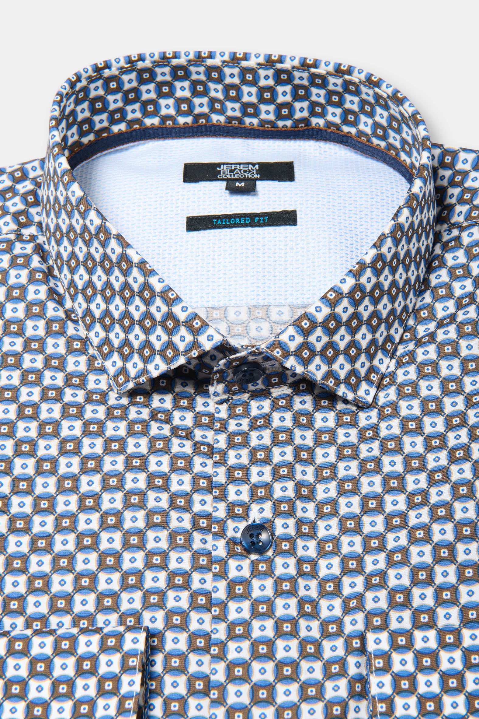 ligne jerem black 
 chemise imprimée à motifs géométriques 
 coupe ajustée avec pinces au dos 
 petit col italien avec baleine amovible 
 poignets carrés à un bouton 
 gros g...