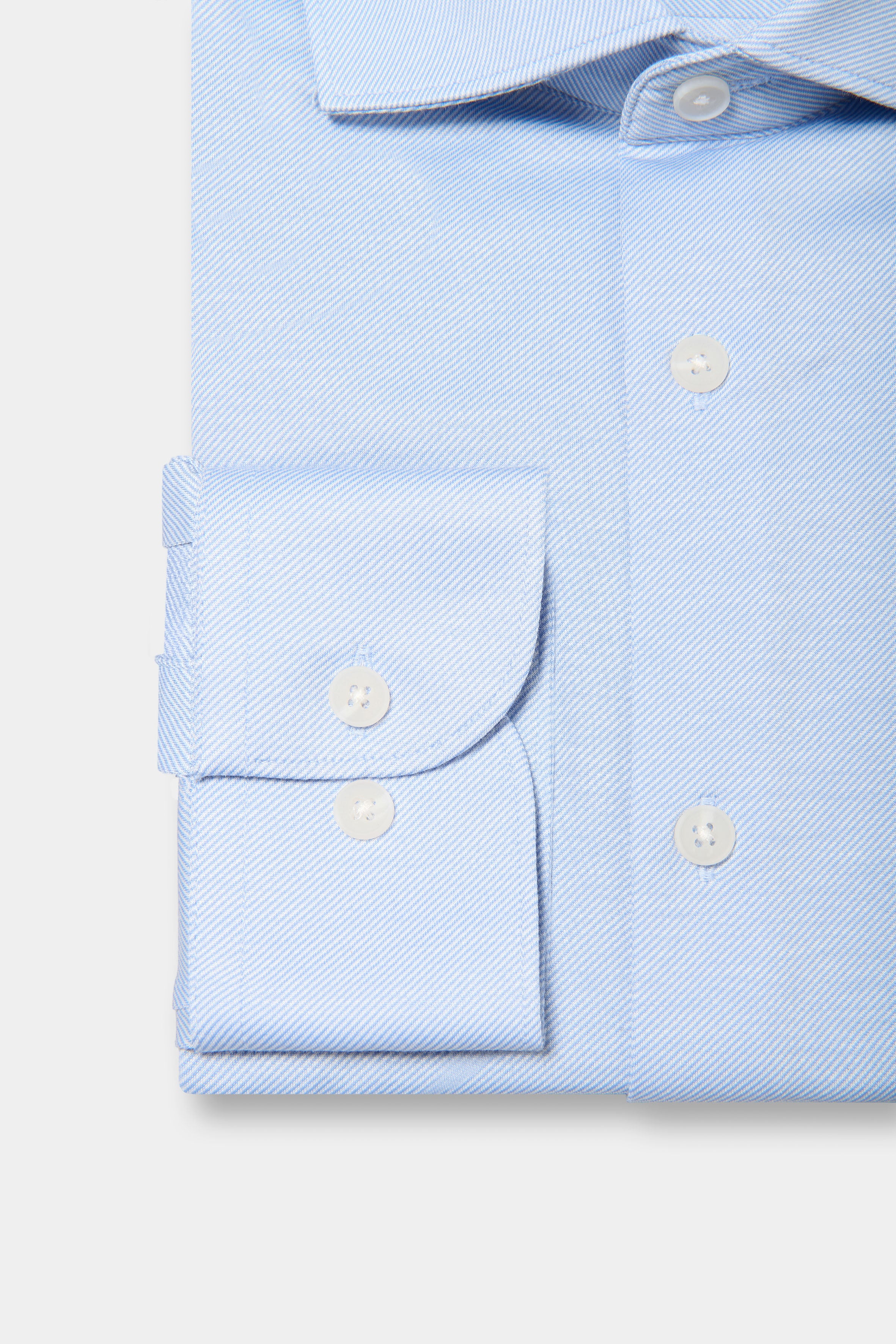 ligne casualwear 
 chemise en twill de coton 
 coupe confortable sans pinces au dos 
 col classique avec baleine amovible 
 poignets arrondis ajustables à deux boutons 
 galo...