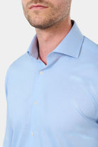 ligne casualwear 
 chemise en twill de coton 
 coupe confortable sans pinces au dos 
 col classique avec baleine amovible 
 poignets arrondis ajustables à deux boutons 
 galo...