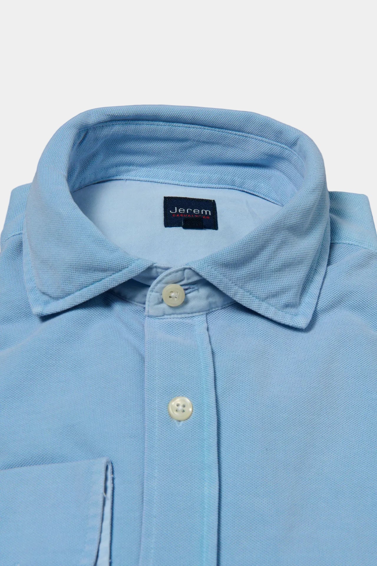 ligne casualwear 
 chemise en pur lin 
 coupe confortable sans pinces au dos 
 col classique avec baleine amovible 
 poche plaquée poitrine cùté c’ur 
 poignets arrondis ajus...