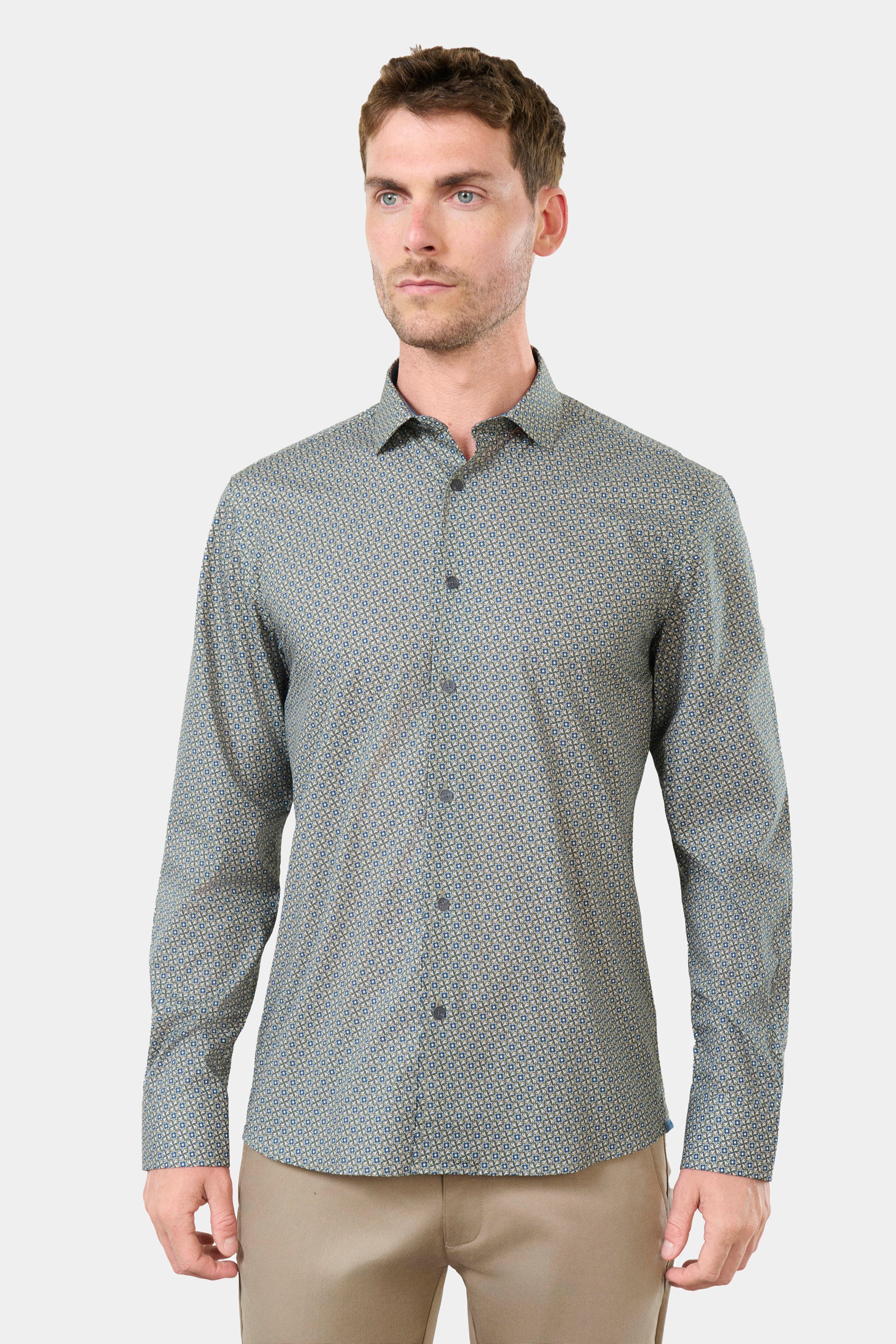 ligne casualwear 
 chemise en popeline de coton à imprimé floral 
 coupe confortable sans pinces au dos 
 col classique avec baleine amovible 
 poignets arrondis ajustables à...