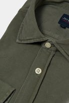 ligne casualwear 
 chemise en pur lin 
 coupe confortable sans pinces au dos 
 col classique avec baleine amovible 
 poche plaquée poitrine cùté c’ur 
 poignets arrondis ajus...