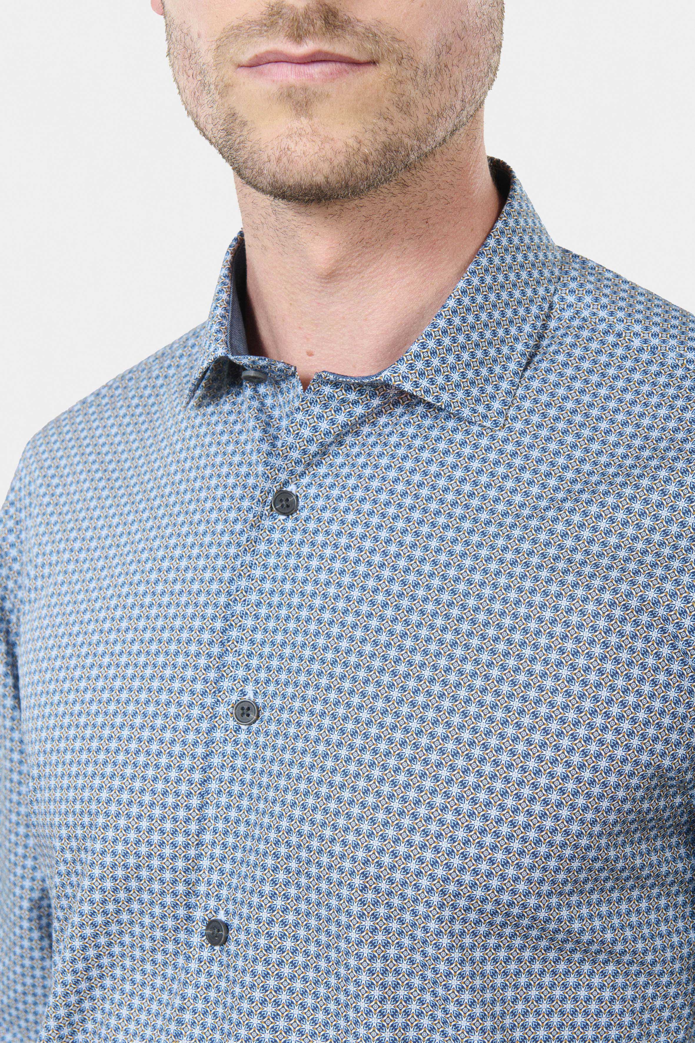 ligne casualwear 
 chemise en popeline de coton à imprimé fantaisie 
 coupe confortable sans pinces au dos 
 col classique avec baleine amovible 
 poignets arrondis ajustable...