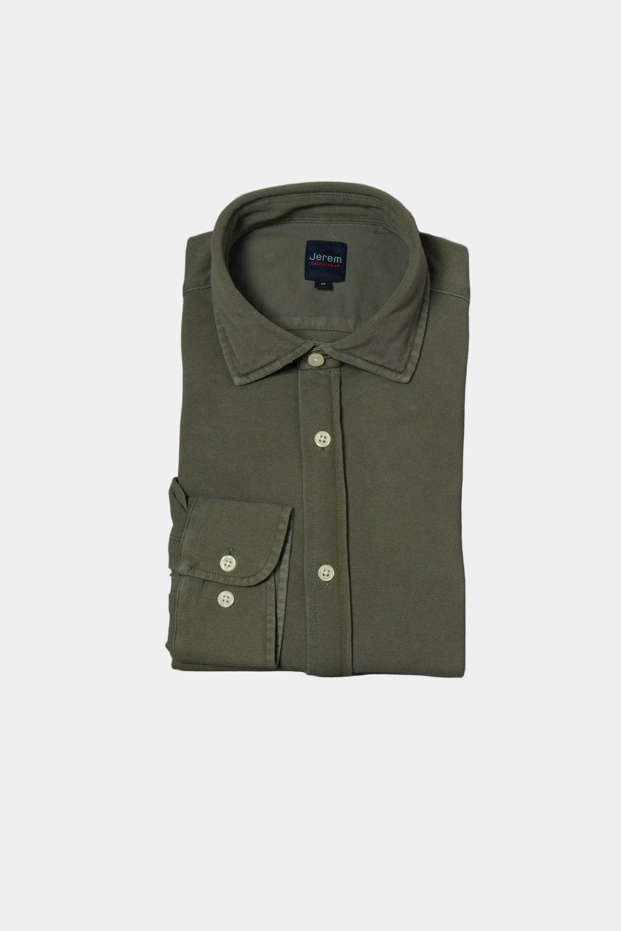 ligne casualwear 
 chemise en pur lin 
 coupe confortable sans pinces au dos 
 col classique avec baleine amovible 
 poche plaquée poitrine cùté c’ur 
 poignets arrondis ajus...