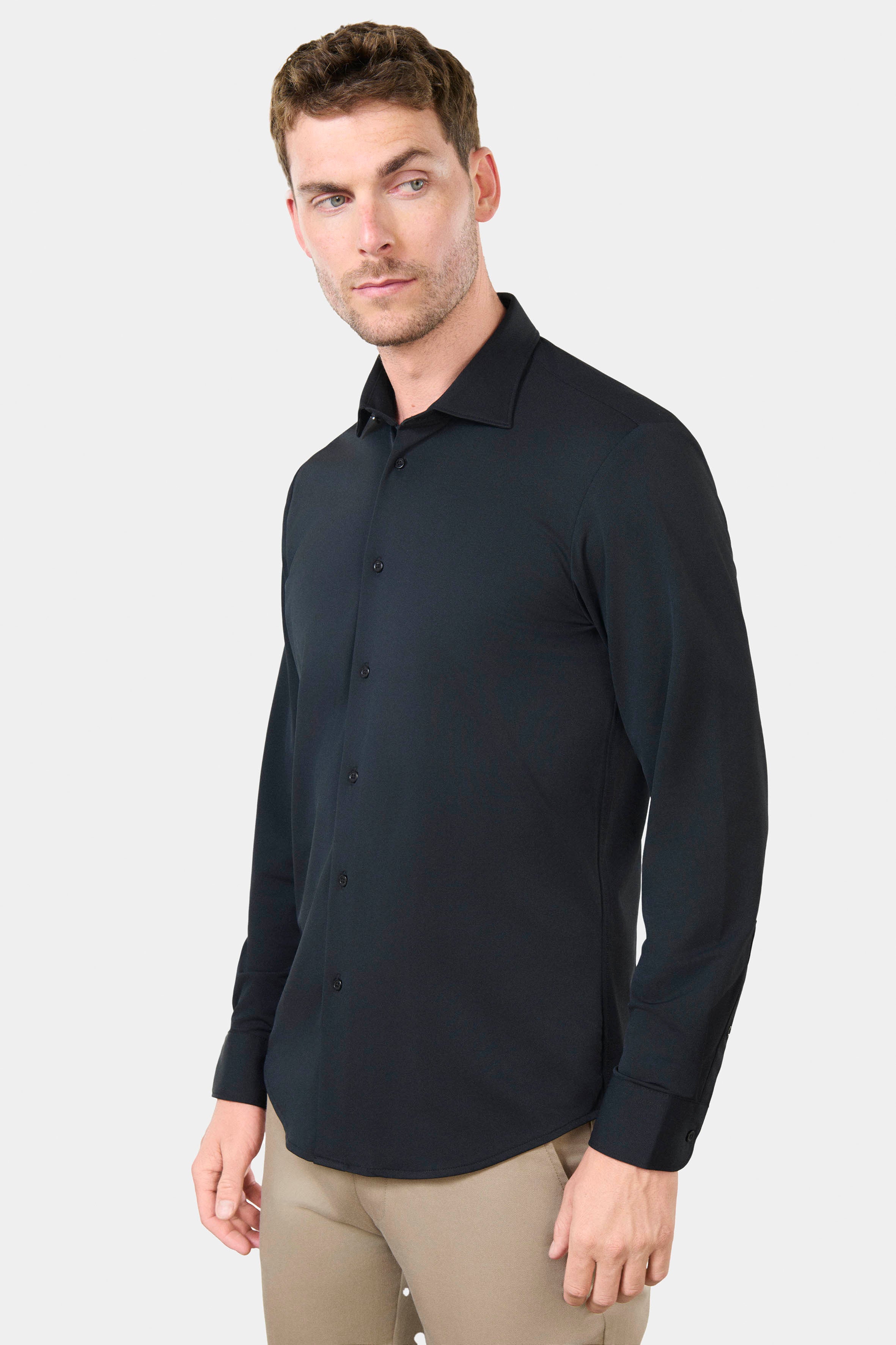 ligne toofashion & activewear 
 chemise en matière stretch infroissable slim fit - coupe cintrée avec pinces au dos 
 petit col semi-italien avec baleine amovible 
 poignets ...