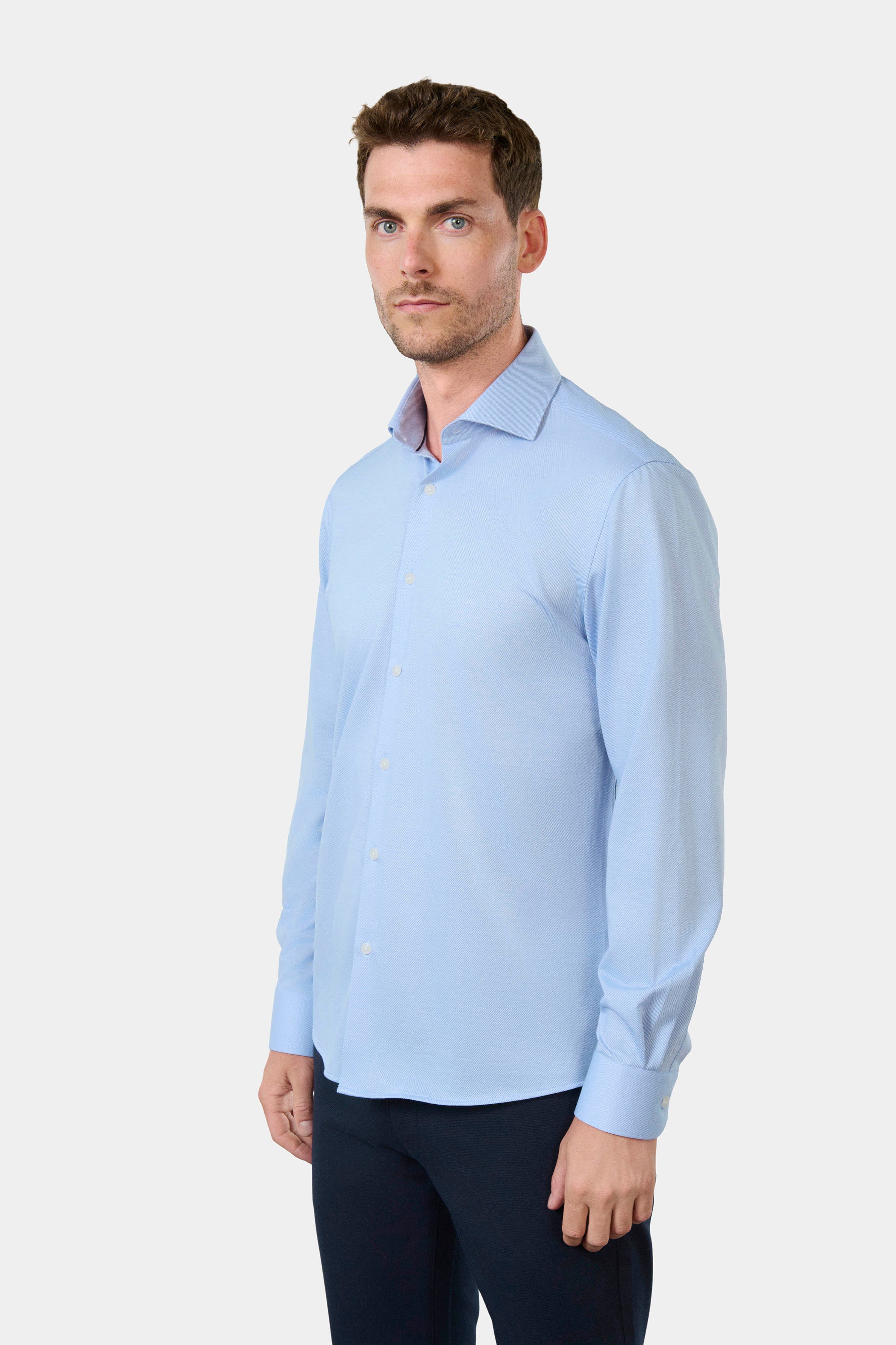 ligne casualwear 
 chemise en twill de coton 
 coupe confortable sans pinces au dos 
 col classique avec baleine amovible 
 poignets arrondis ajustables à deux boutons 
 galo...