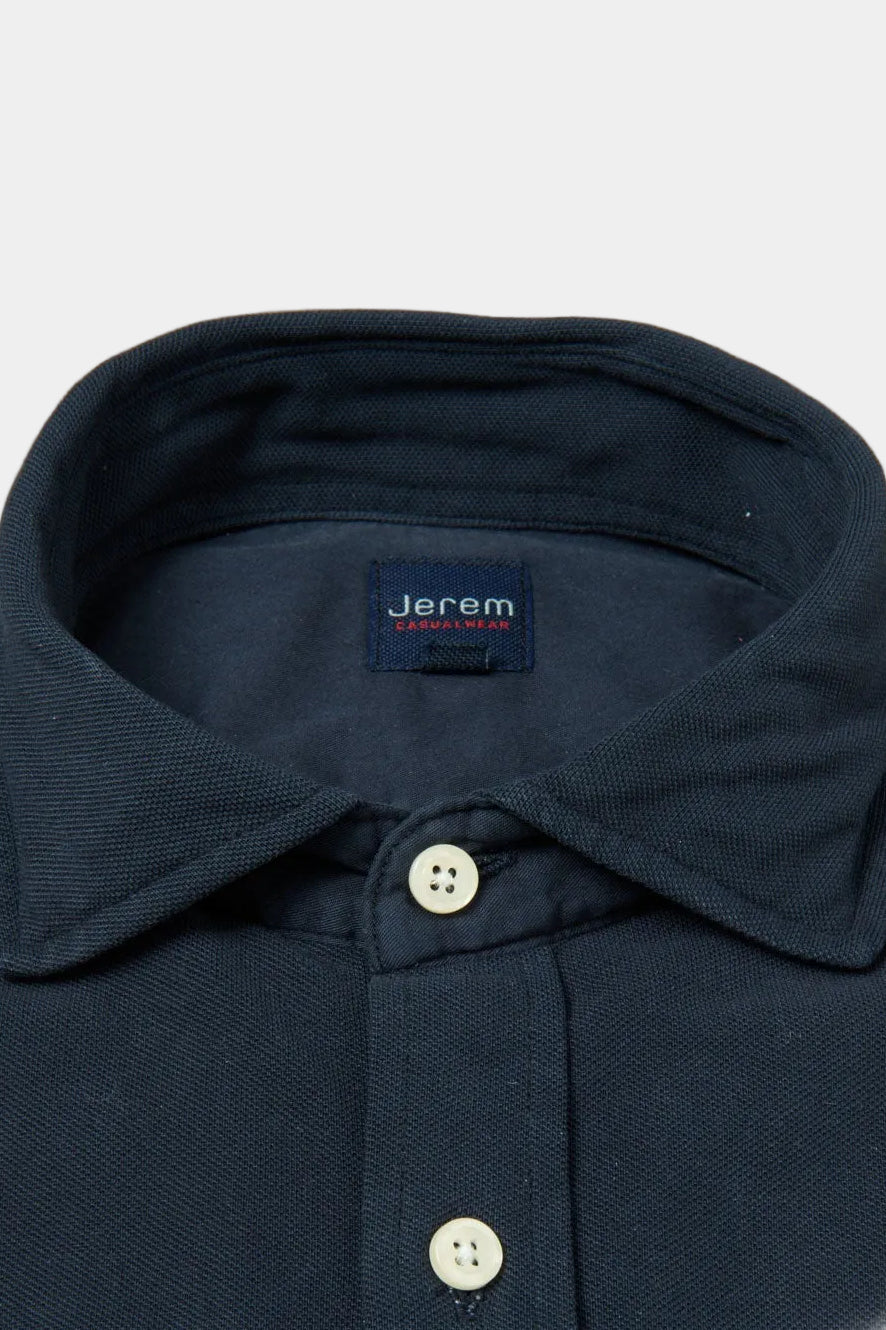 ligne casualwear 
 chemise en pur lin 
 coupe confortable sans pinces au dos 
 col classique avec baleine amovible 
 poche plaquée poitrine cùté c’ur 
 poignets arrondis ajus...