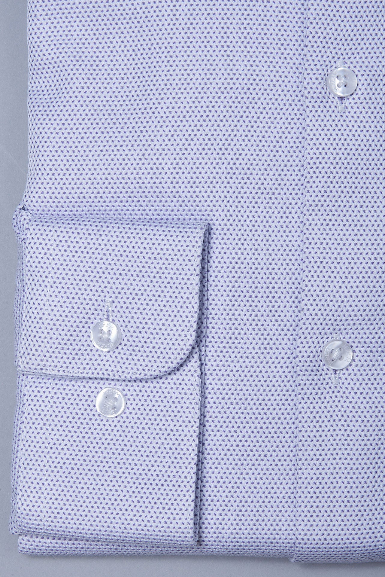 ligne jerem black 
 coupe droite sans pinces au dos 
 col classique avec baleine amovible 
 poignets arrondis ajustables à deux boutons