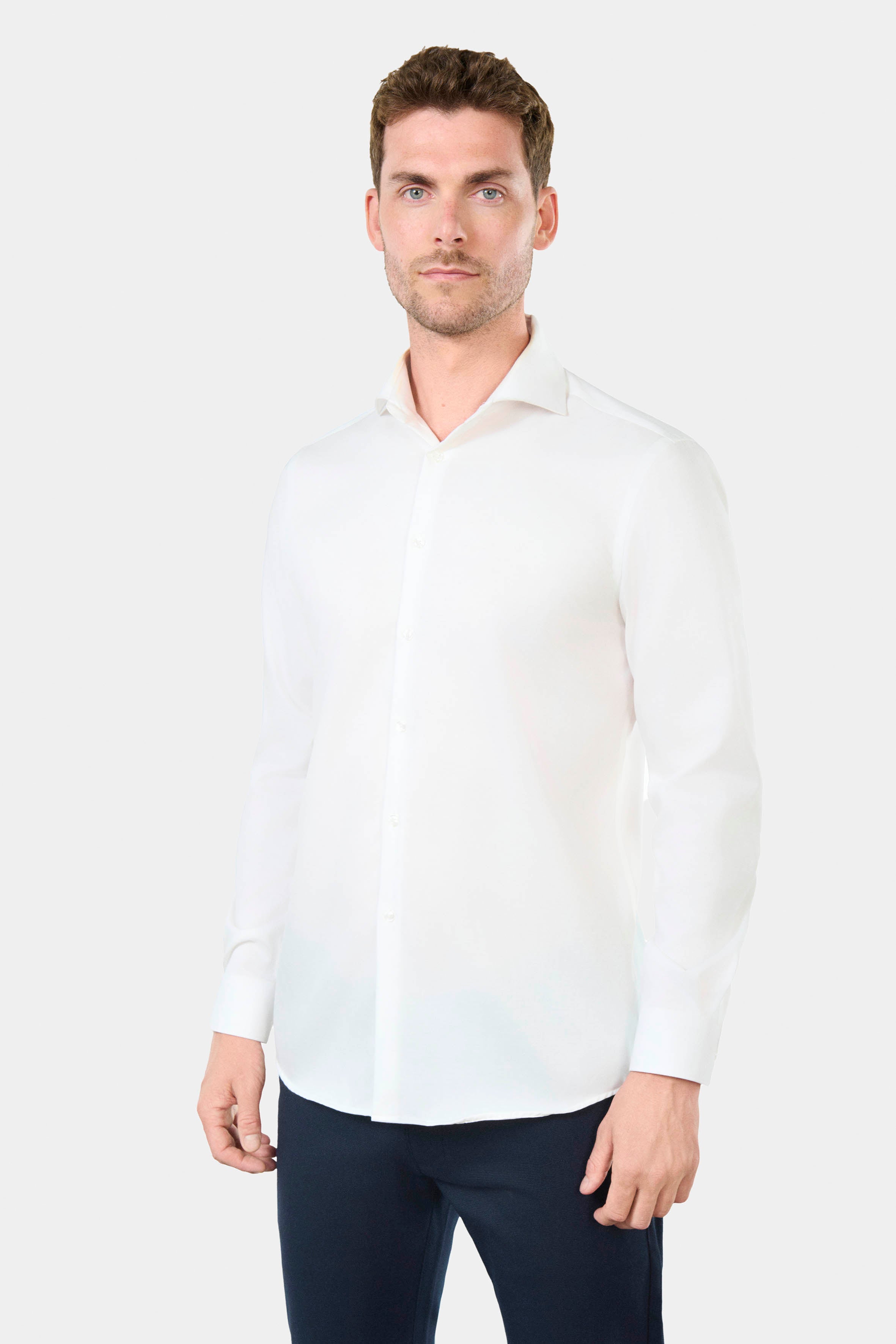 ligne jerem black   coupe ajustée avec pinces au dos   col classique avec baleine amovible   poignets arrondis ajustables à deux boutons