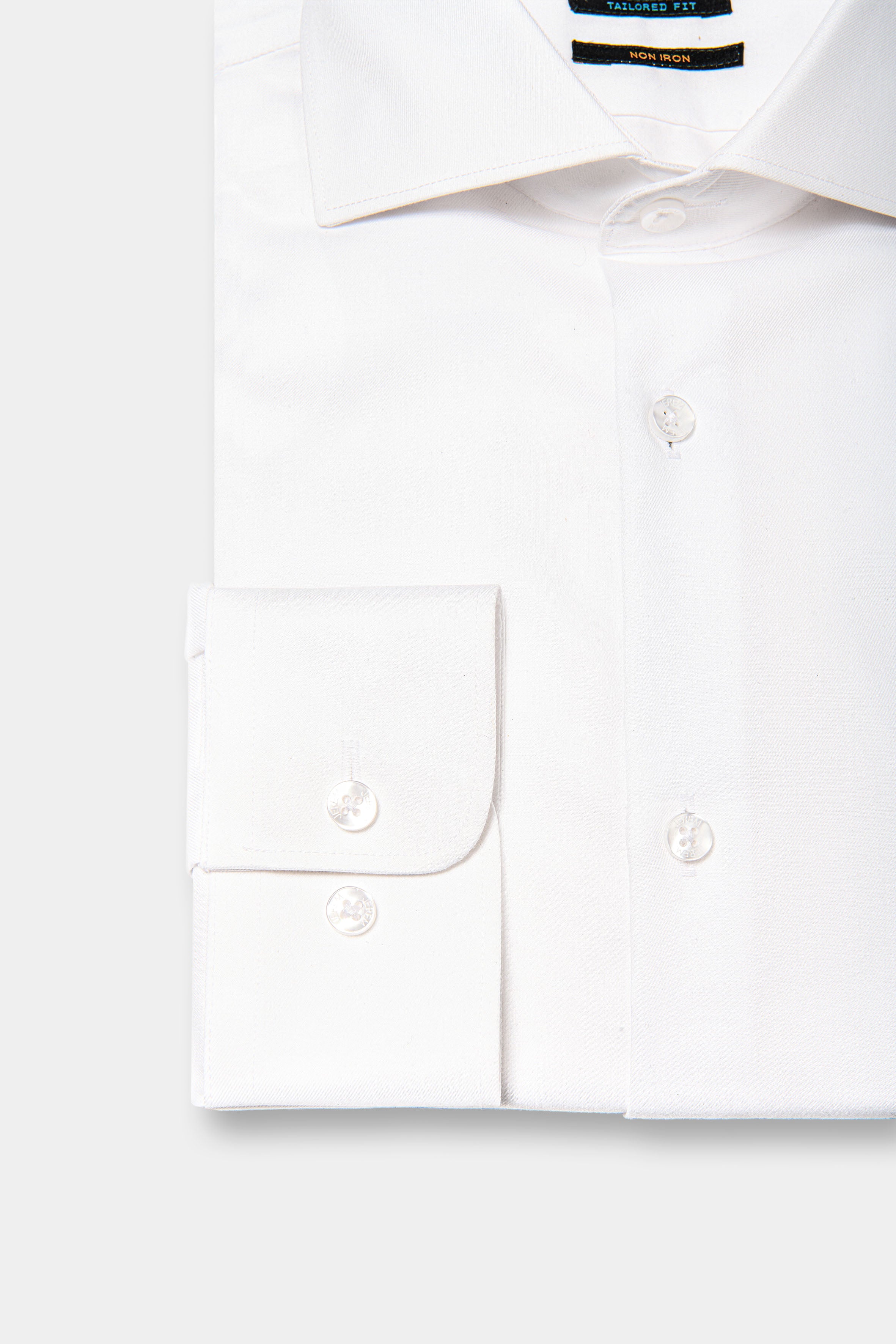 ligne jerem black   coupe ajustée avec pinces au dos   col classique avec baleine amovible   poignets arrondis ajustables à deux boutons