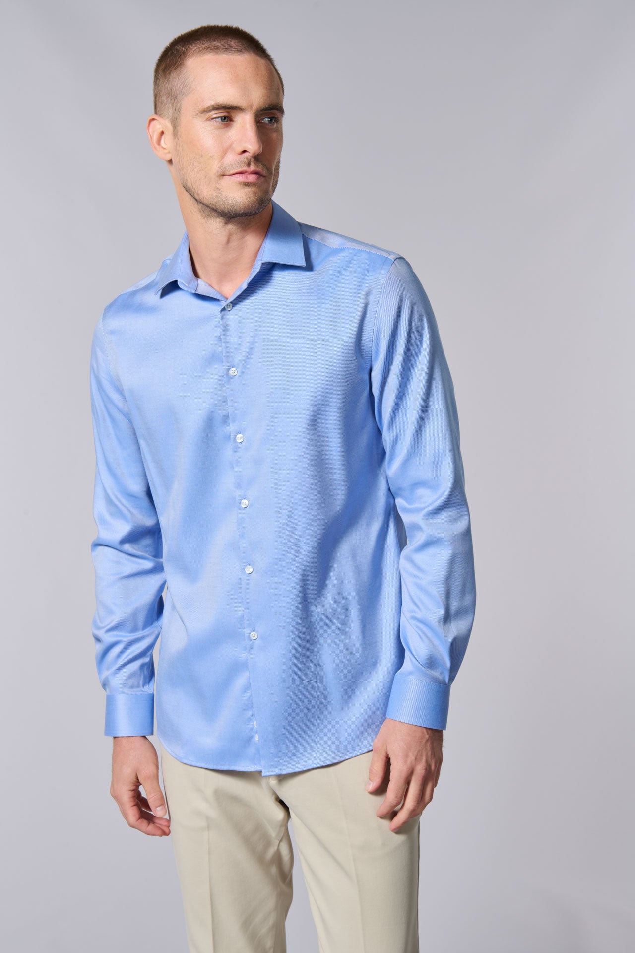 ligne jerem black 
 chemise coupe confort sans pinces au dos 
 col classique avec baleine amovible 
 poignets arrondis ajustables à deux boutons