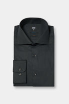 ligne jerem black   coupe ajustée avec pinces au dos   col classique avec baleine amovible   poignets arrondis ajustables à deux boutons