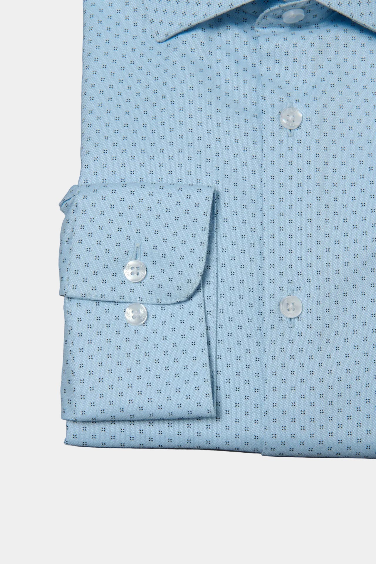 ligne jerem black 
 chemise tailered fit avec pinces au dos 
 petit col italien avec baleine amovible 
 poignets carrés à un bouton 
 gros grain intérieur col 
 application i...