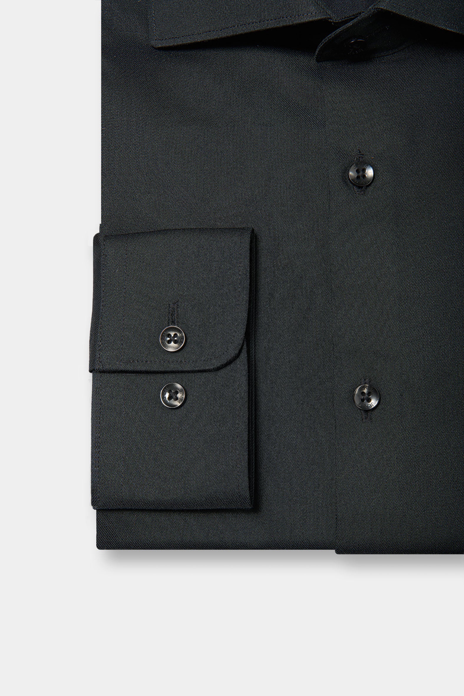 ligne jerem black   coupe ajustée avec pinces au dos   col classique avec baleine amovible   poignets arrondis ajustables à deux boutons