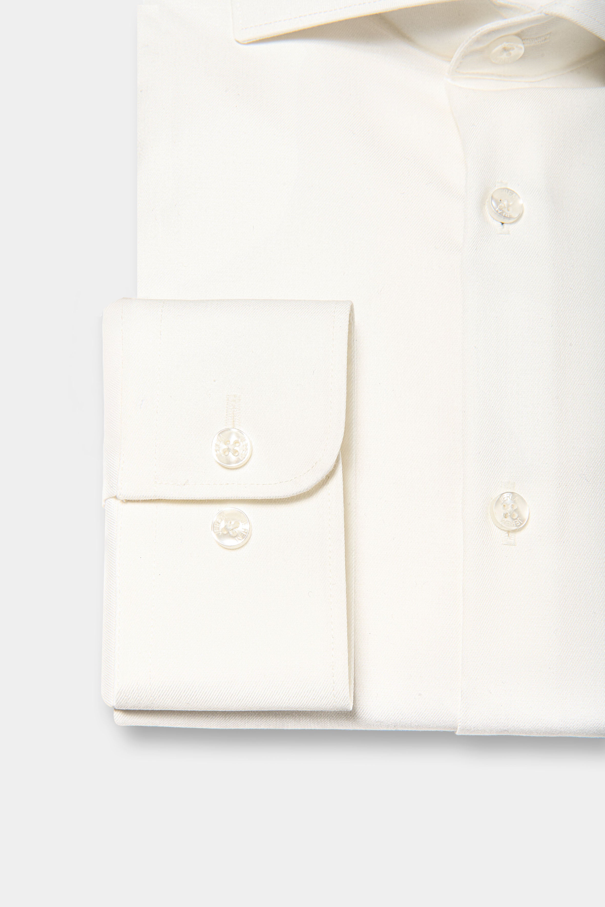 ligne jerem black   coupe ajustée avec pinces au dos   col classique avec baleine amovible   poignets arrondis ajustables à deux boutons