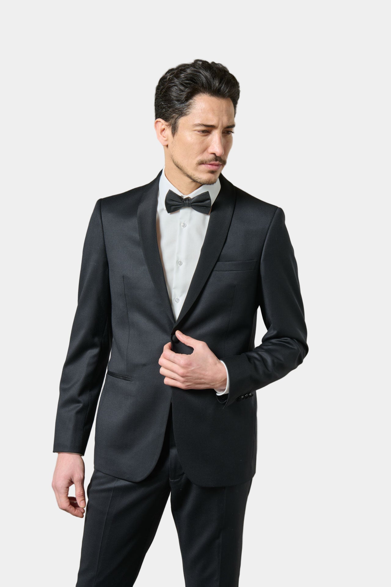 ligne jerem black 
 la taille s’ajuste parfaitement grâce à sa patte de réglage 
 tissu pur lin chiné 
 simple boutonnage 
 poches passepoilées décoratives 
 entièrement doub...