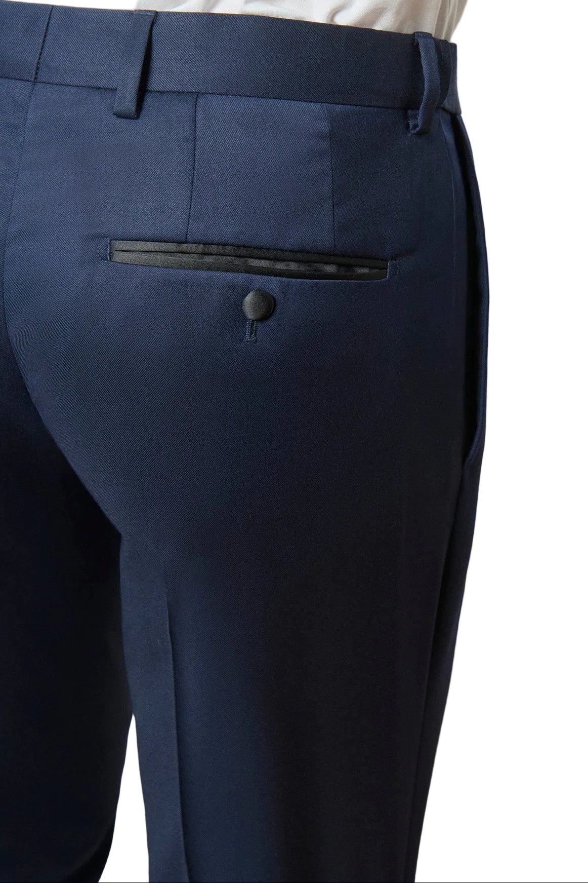 ligne jerem black 
 la taille s’ajuste parfaitement grâce à sa patte de réglage 
 tissu pur lin chiné 
 simple boutonnage 
 poches passepoilées décoratives 
 entièrement doub...