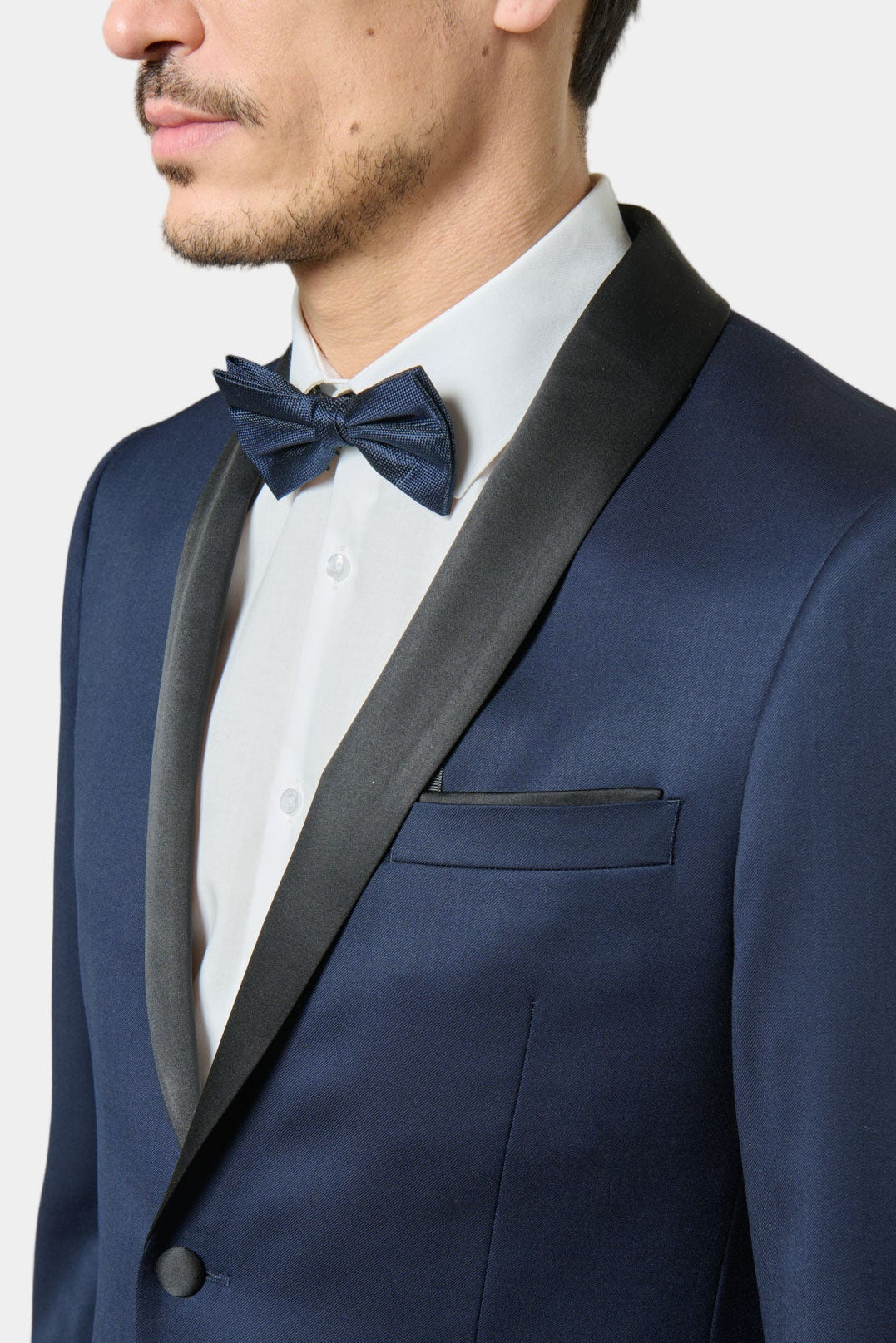 ligne jerem black 
 la taille s’ajuste parfaitement grâce à sa patte de réglage 
 tissu pur lin chiné 
 simple boutonnage 
 poches passepoilées décoratives 
 entièrement doub...