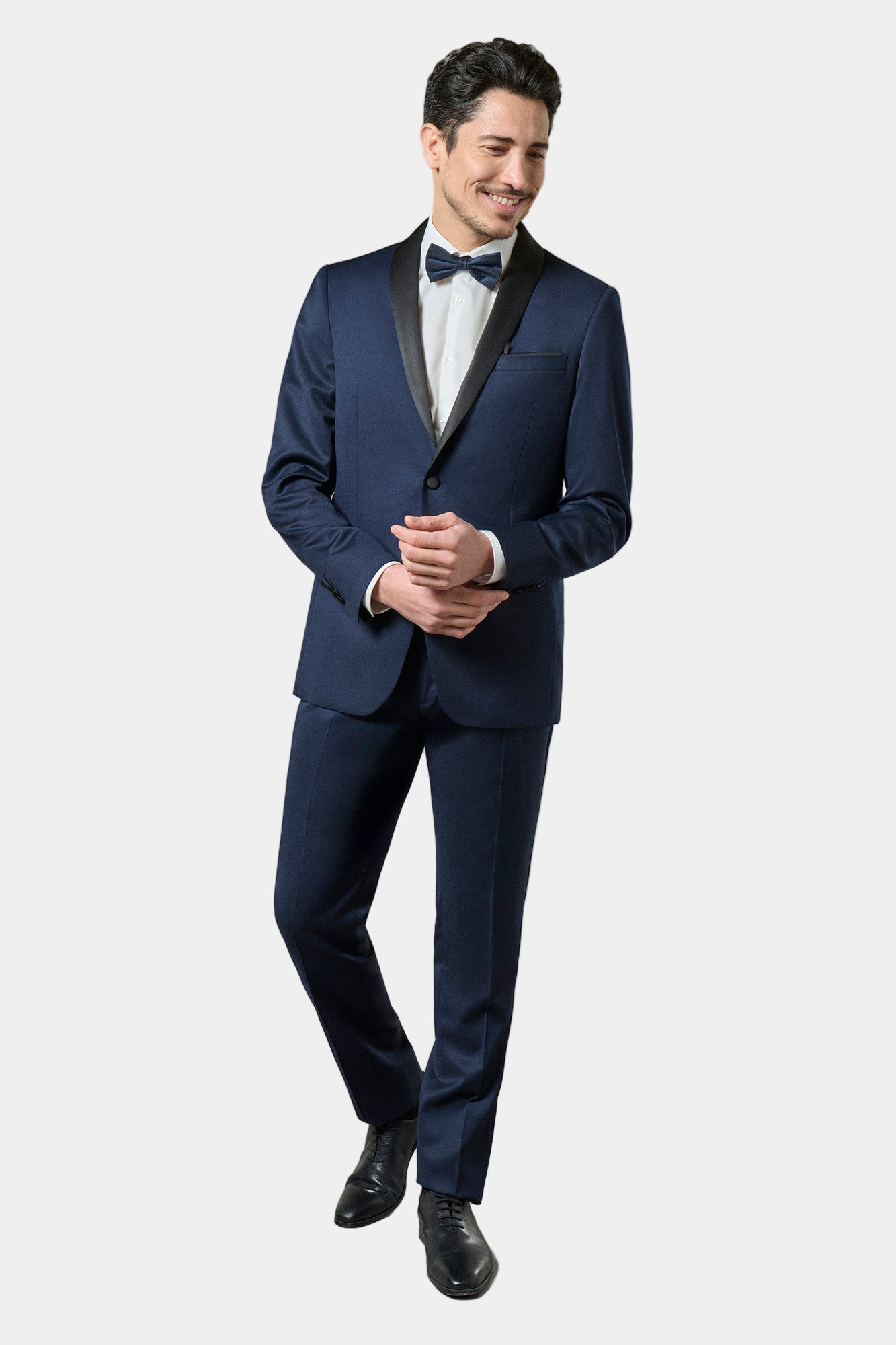 ligne jerem black 
 la taille s’ajuste parfaitement grâce à sa patte de réglage 
 tissu pur lin chiné 
 simple boutonnage 
 poches passepoilées décoratives 
 entièrement doub...