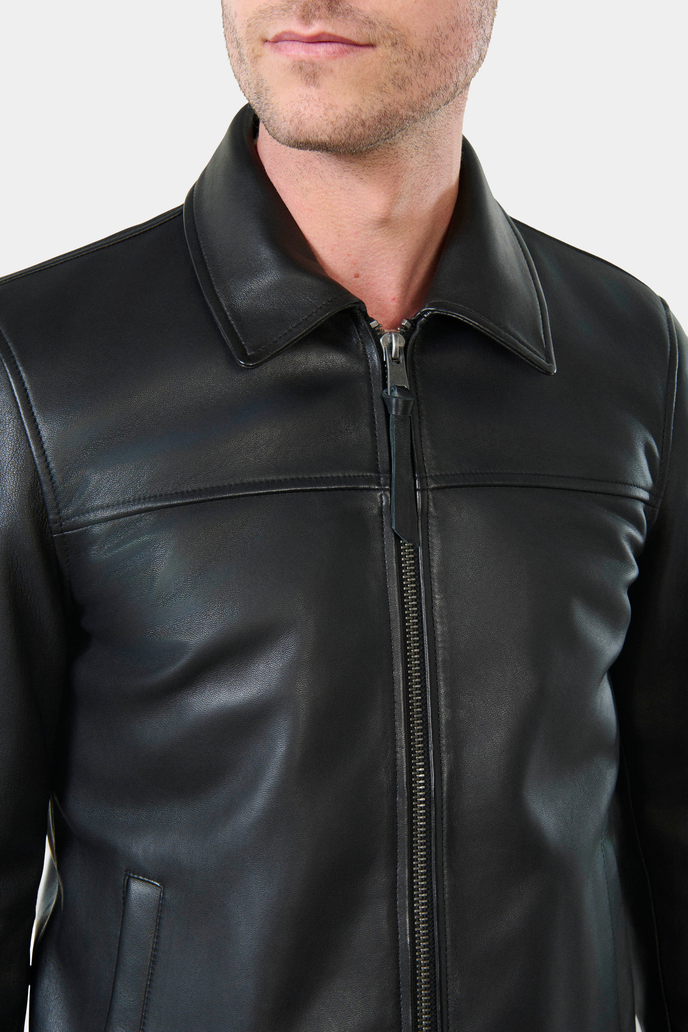 ligne jerem casual 
 ce blouson aviateur en cuir est l’essentiel de la ligne jerem casual pour un look à la fois élégant et décontracté. confectionné en cuir de mouton, il es...