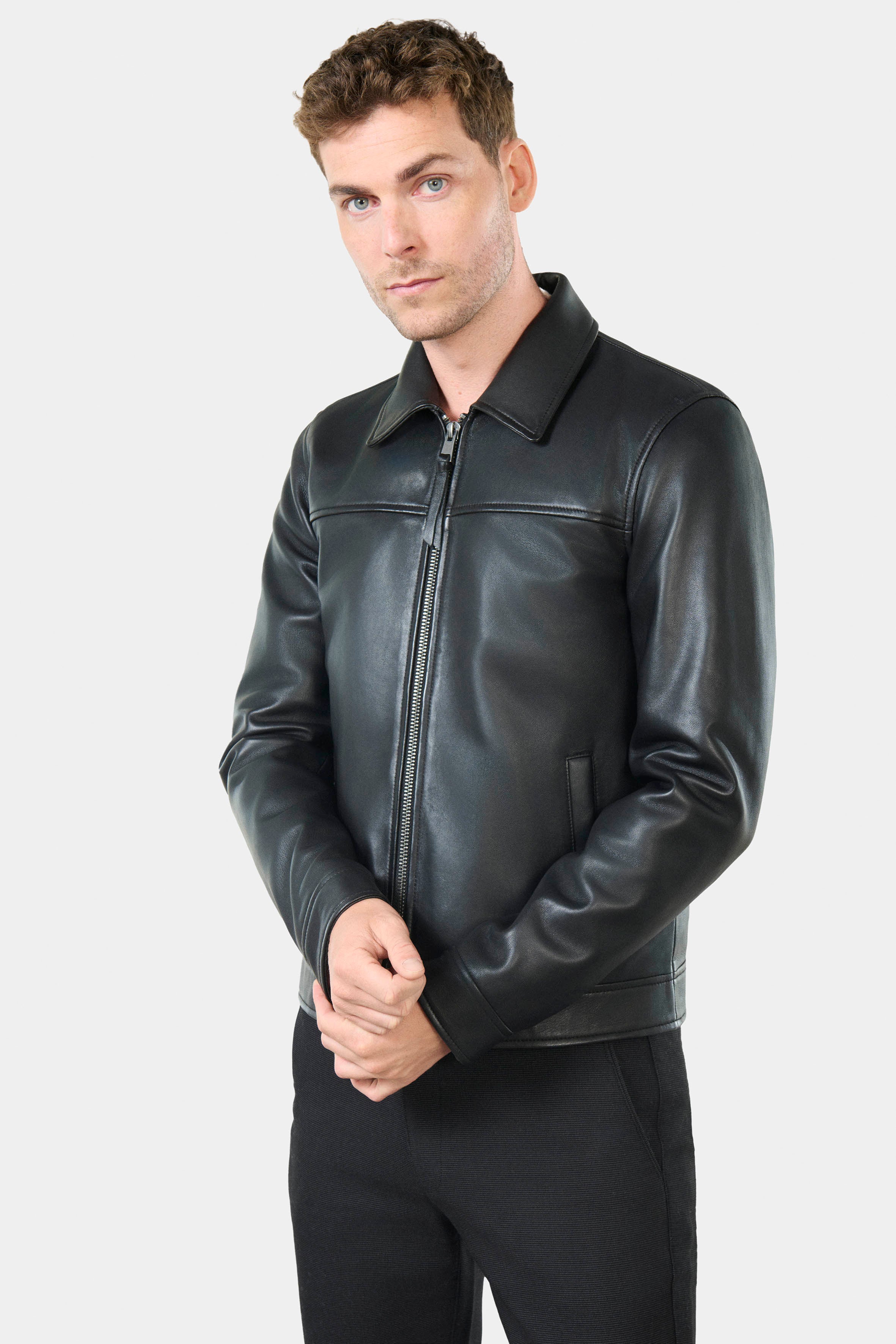 ligne jerem casual 
 ce blouson aviateur en cuir est l’essentiel de la ligne jerem casual pour un look à la fois élégant et décontracté. confectionné en cuir de mouton, il es...