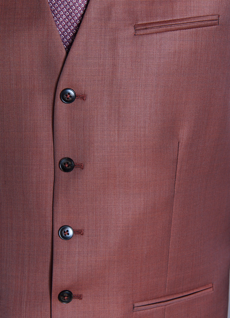 ligne toofashion 
 la taille s’ajuste parfaitement grâce à sa patte de réglage 
 boutonnage simple 
 entièrement doublée 
 à associer à la veste et au pantalon du même tissu ...