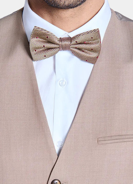 ligne toofashion 
 la taille s’ajuste parfaitement grâce à sa patte de réglage 
 boutonnage simple 
 entièrement doublée 
 à associer à la veste et au pantalon du même tissu ...