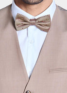 ligne toofashion 
 la taille s’ajuste parfaitement grâce à sa patte de réglage 
 boutonnage simple 
 entièrement doublée 
 à associer à la veste et au pantalon du même tissu ...