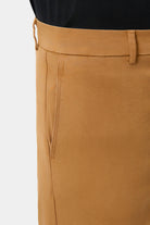 ligne jerem black 
 coupe droite et légèrement ajustée 
 piqué stretch bicolore texturé 
 hausse de ceinture stretch 
 fermeture éclair 
 poches italiennes surpiquées à l’ava...