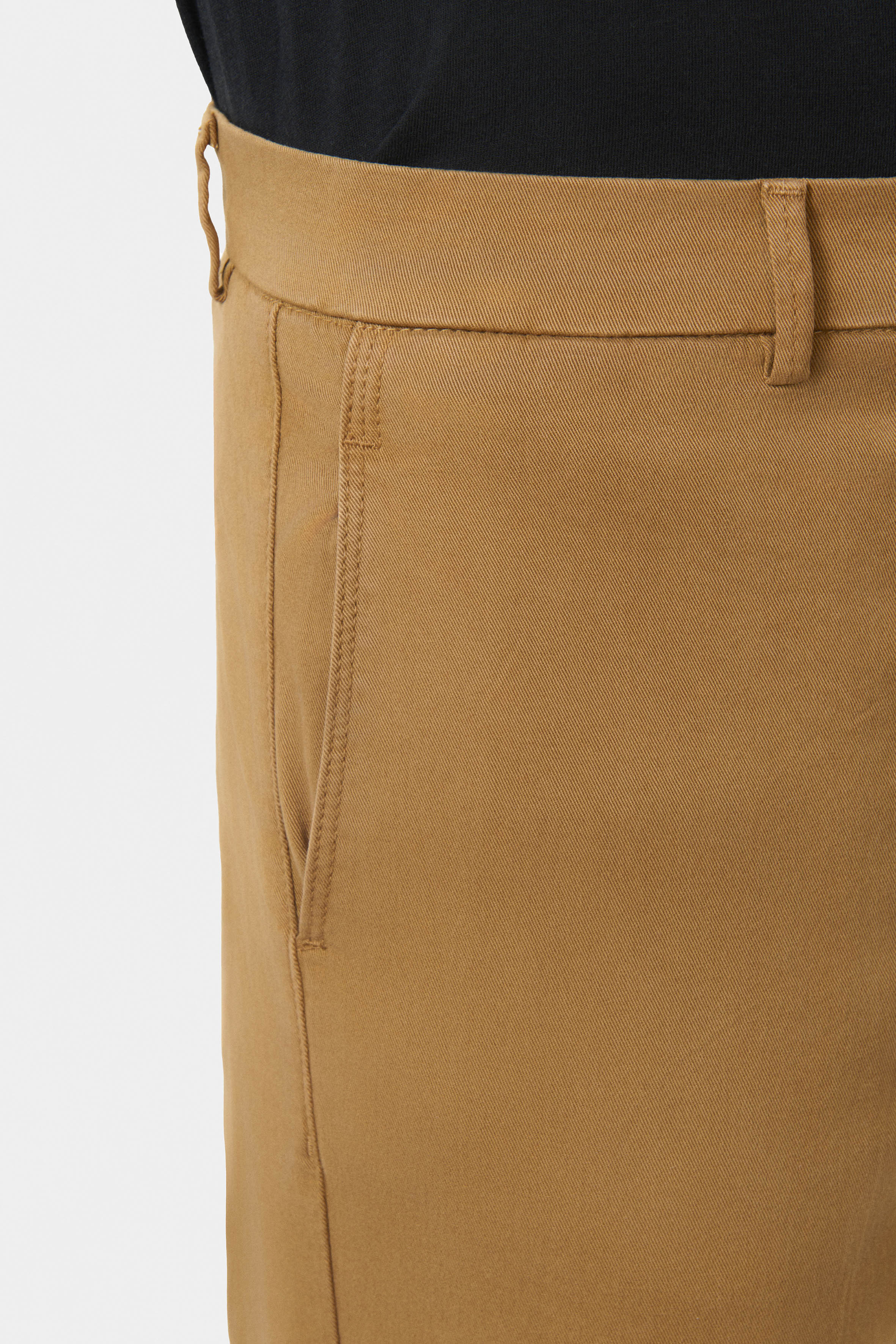 ligne jerem black 
 coupe droite et légèrement ajustée 
 piqué stretch bicolore texturé 
 hausse de ceinture stretch 
 fermeture éclair 
 poches italiennes surpiquées à l’ava...