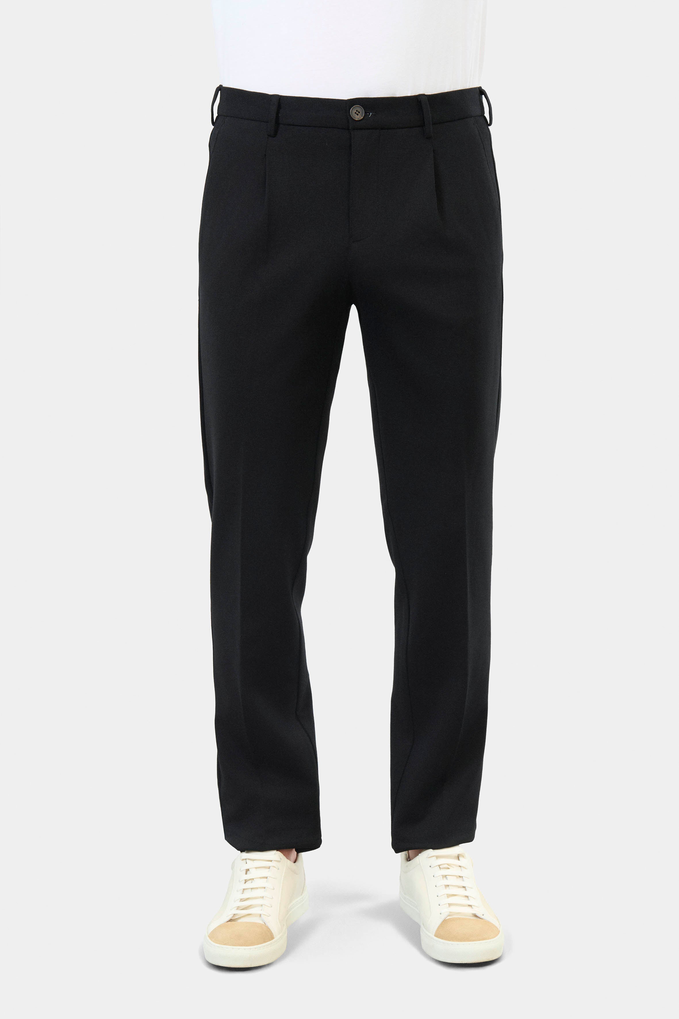 ligne toofashion 
 coupe fuselée à pince 
 maille stretch pour un maximum de confort 
 hausse de ceinture sartoriale 
 fermeture éclair 
 poches italiennes à l’avant 
 poches...