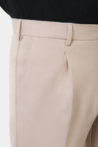 ligne toofashion 
 coupe fuselée à pince 
 maille stretch pour un maximum de confort 
 hausse de ceinture sartoriale 
 fermeture éclair 
 poches italiennes à l’avant 
 poches...