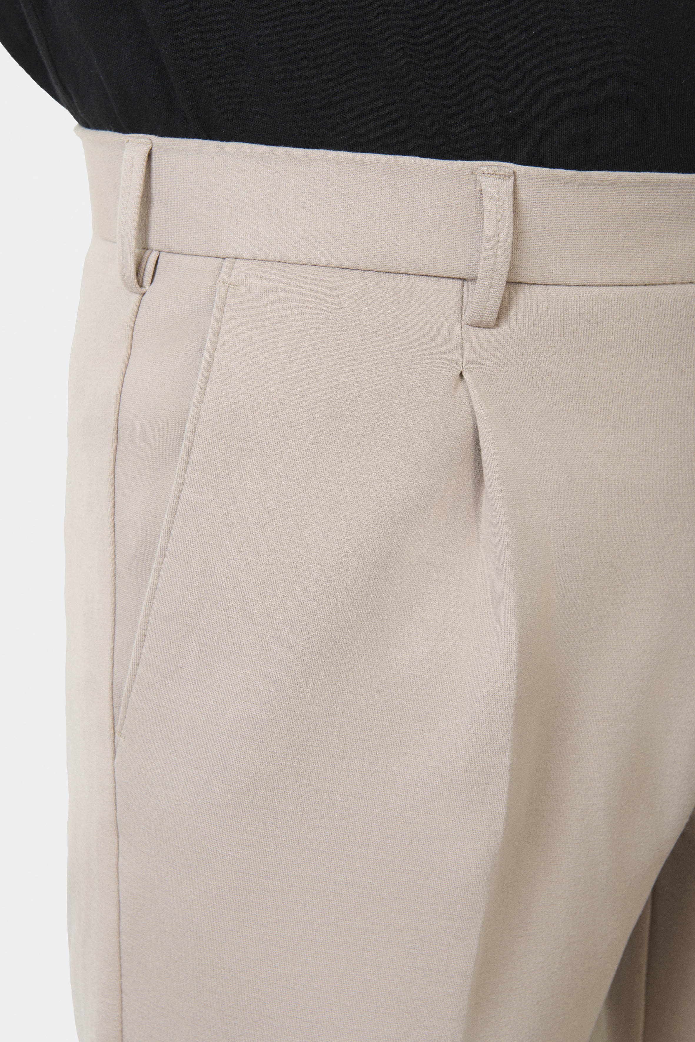 ligne toofashion 
 coupe fuselée à pince 
 maille stretch pour un maximum de confort 
 hausse de ceinture sartoriale 
 fermeture éclair 
 poches italiennes à l’avant 
 poches...