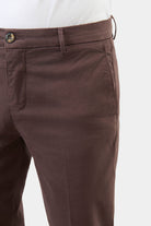 ligne jerem black 
 coupe droite et légèrement ajustée 
 piqué stretch bicolore texturé 
 hausse de ceinture stretch 
 fermeture éclair 
 poches italiennes surpiquées à l’ava...